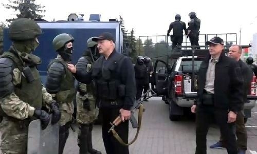 С помощью спектакля хотят захватить Беларусь